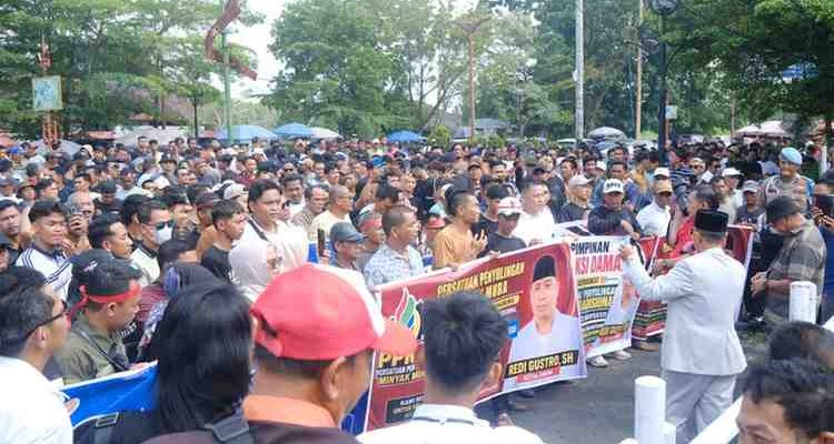 Sekretaris Daerah Kabupaten Musi Banyuasin Drs Syafaruddin, MSi saat menerima aspirasi ratusan massa yang tergabung dalam Persatuan Penyuling Minyak Muba (PPMM) di Ruang Rapat Randik Sekretariat Daerah Kabupaten Muba. Foto: Kominfo Muba.