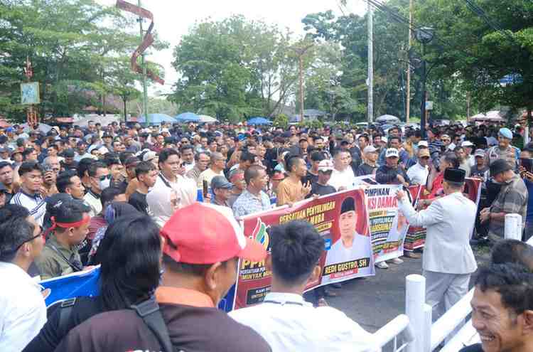 Sekretaris Daerah Kabupaten Musi Banyuasin Drs Syafaruddin, MSi saat menerima aspirasi ratusan massa yang tergabung dalam Persatuan Penyuling Minyak Muba (PPMM) di Ruang Rapat Randik Sekretariat Daerah Kabupaten Muba. Foto: Kominfo Muba.