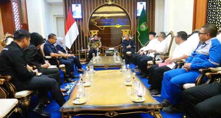 Gubernur Sumatera Selatan (Sumsel) Dr. H. Herman Deru menerima audiensi Ikatan Alumni Institut Teknologi Bandung (IA-ITB) Wilayah Sumsel di Ruang Tamu Gubernur Sumsel, Kamis (18/6/2026). Foto: Humas Pemprov Sumsel.