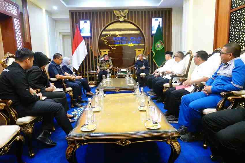 Gubernur Sumatera Selatan (Sumsel) Dr. H. Herman Deru menerima audiensi Ikatan Alumni Institut Teknologi Bandung (IA-ITB) Wilayah Sumsel di Ruang Tamu Gubernur Sumsel, Kamis (18/6/2026). Foto: Humas Pemprov Sumsel.