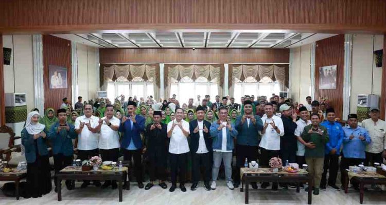 Walikota Palembang, H Ratu Dewa saat membuka Seminar Nasional bertajuk “Meneladani Sejarah NU Kota Palembang Untuk Memperkuat Identitas Aswaja Gen Z” pada Rabu (24/6/2026) di rumah dinas Walikota Palembang. Foto: Kominfo Palembang.
