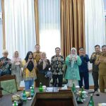 Walikota Palembang, Ratu Dewa saat menerima aspirasi dari masyarakat Kelurahan Sialang, baik dari Forum RW maupun RT, terkait rencana diadakannya Sialang Expo 2026. Foto: Kominfo Palembang.