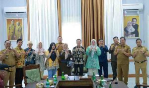 Walikota Palembang, Ratu Dewa saat menerima aspirasi dari masyarakat Kelurahan Sialang, baik dari Forum RW maupun RT, terkait rencana diadakannya Sialang Expo 2026. Foto: Kominfo Palembang.