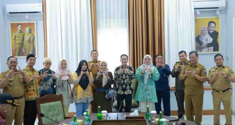 Walikota Palembang, Ratu Dewa saat menerima aspirasi dari masyarakat Kelurahan Sialang, baik dari Forum RW maupun RT, terkait rencana diadakannya Sialang Expo 2026. Foto: Kominfo Palembang.