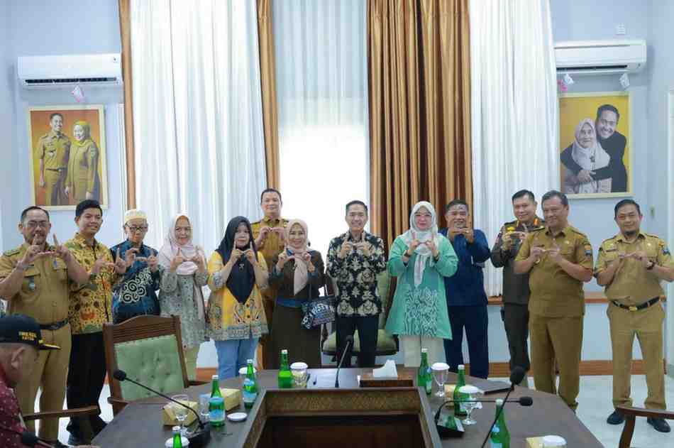 Walikota Palembang, Ratu Dewa saat menerima aspirasi dari masyarakat Kelurahan Sialang, baik dari Forum RW maupun RT, terkait rencana diadakannya Sialang Expo 2026. Foto: Kominfo Palembang.