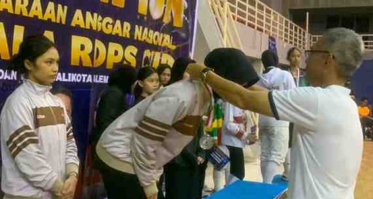 Alya Rubiya Yuki berhasil menorehkan prestasi membanggakan, dengan meraih dua medali perak pada Kejuaraan Nasional (Kejurnas) Anggar RDPS Cup 2026 yang digelar di GOR Ranau Jakabaring, Palembang, 18-21 Juni 2026. Foto: IST