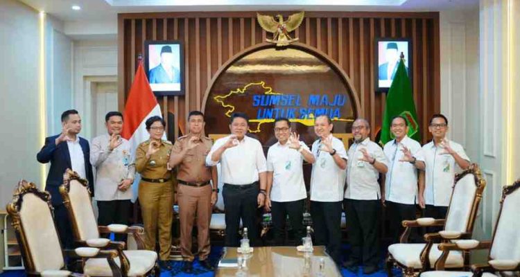 Gubernur Sumatera Selatan (Sumsel) Dr. H. Herman Deru menerima audiensi jajaran BPJS Ketenagakerjaan Kantor Wilayah Sumatera Bagian Selatan (Sumbagsel), dalam rangka silaturahmi sekaligus pamit tugas Kepala Kantor Wilayah BPJS Ketenagakerjaan Sumbagsel, Muhyidin di Ruang Tamu Gubernur Sumsel, Senin (8/6/2026). Foto: Humas Pemprov Sumsel.