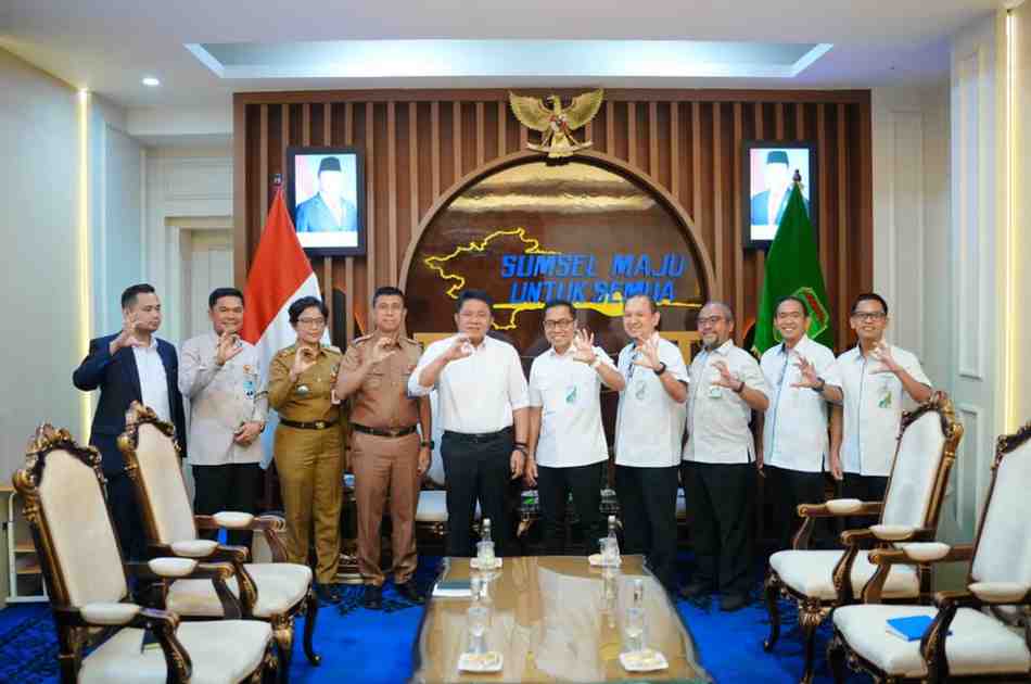 Gubernur Sumatera Selatan (Sumsel) Dr. H. Herman Deru menerima audiensi jajaran BPJS Ketenagakerjaan Kantor Wilayah Sumatera Bagian Selatan (Sumbagsel), dalam rangka silaturahmi sekaligus pamit tugas Kepala Kantor Wilayah BPJS Ketenagakerjaan Sumbagsel, Muhyidin di Ruang Tamu Gubernur Sumsel, Senin (8/6/2026). Foto: Humas Pemprov Sumsel.