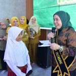 Bunda Literasi Palembang, Dewi Sastrani saat menghadiri kegiatan BERIAS (Bercerita Dengan Keras) yang digelar Dinas Perpustakaan dan Kearsipan Kota Palembang dalam rangka memeriahkan Hari Ulang Tahun Kota Palembang ke-1343 di Rumah Aspirasi, Jalan Tasik, Senin (8/6/2026). Foto: Kominfo Palembang.