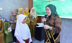 Bunda Literasi Palembang, Dewi Sastrani saat menghadiri kegiatan BERIAS (Bercerita Dengan Keras) yang digelar Dinas Perpustakaan dan Kearsipan Kota Palembang dalam rangka memeriahkan Hari Ulang Tahun Kota Palembang ke-1343 di Rumah Aspirasi, Jalan Tasik, Senin (8/6/2026). Foto: Kominfo Palembang.