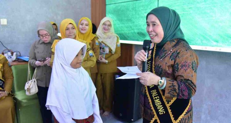 Bunda Literasi Palembang, Dewi Sastrani saat menghadiri kegiatan BERIAS (Bercerita Dengan Keras) yang digelar Dinas Perpustakaan dan Kearsipan Kota Palembang dalam rangka memeriahkan Hari Ulang Tahun Kota Palembang ke-1343 di Rumah Aspirasi, Jalan Tasik, Senin (8/6/2026). Foto: Kominfo Palembang.