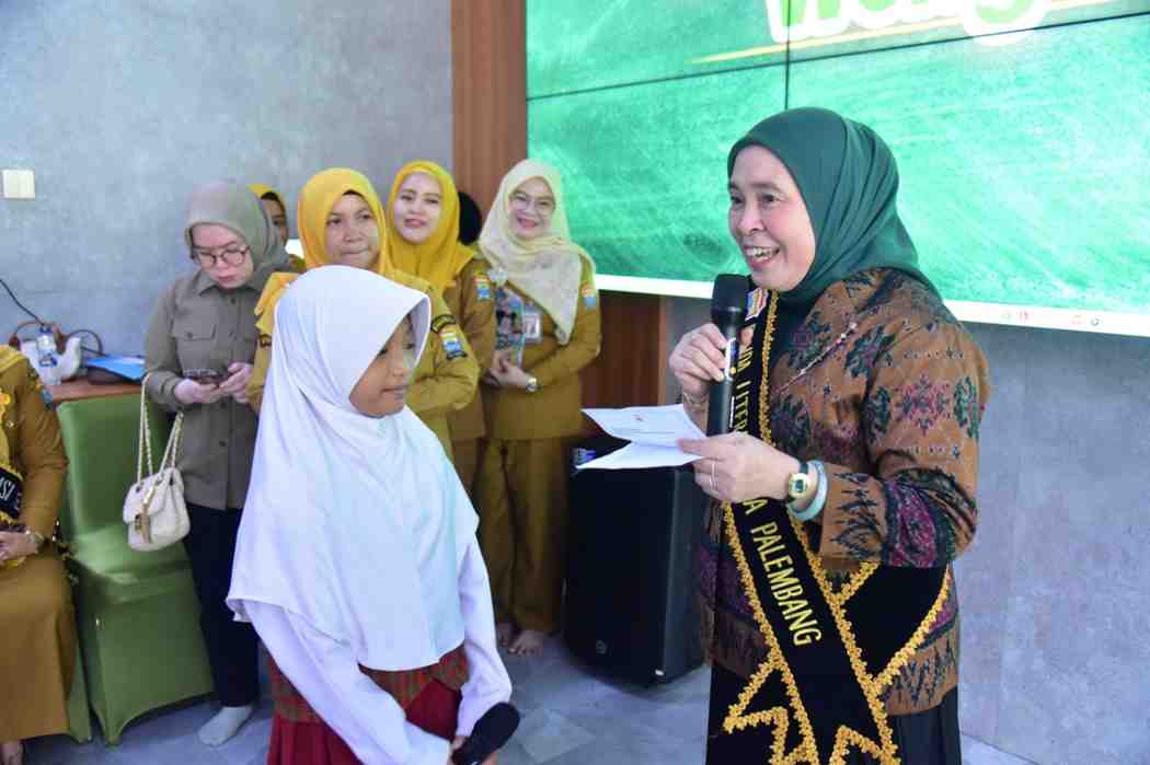 Bunda Literasi Palembang, Dewi Sastrani saat menghadiri kegiatan BERIAS (Bercerita Dengan Keras) yang digelar Dinas Perpustakaan dan Kearsipan Kota Palembang dalam rangka memeriahkan Hari Ulang Tahun Kota Palembang ke-1343 di Rumah Aspirasi, Jalan Tasik, Senin (8/6/2026). Foto: Kominfo Palembang.