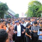 Gubernur Sumatera Selatan (Sumsel) Dr. H. Herman Deru bersama ribuan warga saat melaunchig Car Free Day (CFD) di kawasan Jembatan Ampera, Minggu (14/6/2026), sebagai bagian dari rangkaian peringatan Hari Ulang Tahun (HUT) ke-1343 Kota Palembang. Foto: Humas Pemprov Sumsel.