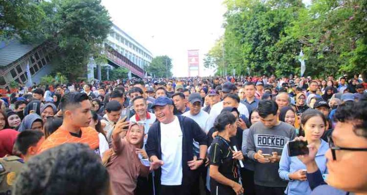 Gubernur Sumatera Selatan (Sumsel) Dr. H. Herman Deru bersama ribuan warga saat melaunchig Car Free Day (CFD) di kawasan Jembatan Ampera, Minggu (14/6/2026), sebagai bagian dari rangkaian peringatan Hari Ulang Tahun (HUT) ke-1343 Kota Palembang. Foto: Humas Pemprov Sumsel.