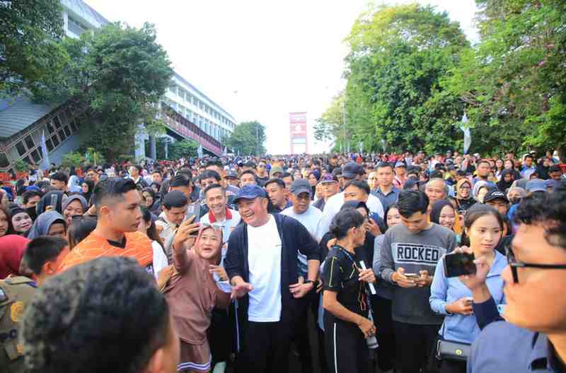 Gubernur Sumatera Selatan (Sumsel) Dr. H. Herman Deru bersama ribuan warga saat melaunchig Car Free Day (CFD) di kawasan Jembatan Ampera, Minggu (14/6/2026), sebagai bagian dari rangkaian peringatan Hari Ulang Tahun (HUT) ke-1343 Kota Palembang. Foto: Humas Pemprov Sumsel.