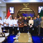 Gubernur Sumatera Selatan (Sumsel) Dr. H. Herman Deru menyambut kunjungan sejumlah investor asal China dari Sichuan Yoachuan Electric Power Development Co Ltd di ruang tamu Gubernur Sumsel, Rabu (24/6/2026) siang. Foto: Humas Pemprov Sumsel.