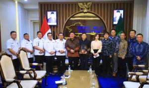 Gubernur Sumatera Selatan (Sumsel) Dr. H. Herman Deru menyambut kunjungan sejumlah investor asal China dari Sichuan Yoachuan Electric Power Development Co Ltd di ruang tamu Gubernur Sumsel, Rabu (24/6/2026) siang. Foto: Humas Pemprov Sumsel.