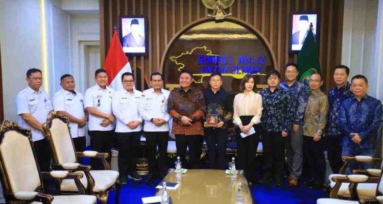 Gubernur Sumatera Selatan (Sumsel) Dr. H. Herman Deru menyambut kunjungan sejumlah investor asal China dari Sichuan Yoachuan Electric Power Development Co Ltd di ruang tamu Gubernur Sumsel, Rabu (24/6/2026) siang. Foto: Humas Pemprov Sumsel.
