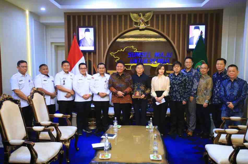 Gubernur Sumatera Selatan (Sumsel) Dr. H. Herman Deru menyambut kunjungan sejumlah investor asal China dari Sichuan Yoachuan Electric Power Development Co Ltd di ruang tamu Gubernur Sumsel, Rabu (24/6/2026) siang. Foto: Humas Pemprov Sumsel.