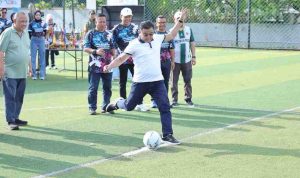 Pelaksana Tugas (Plt) Asisten I Bidang Pemerintahan Kota Palembang, Sulaiman Amin menendang bola membuka turnamen minisoccer antar OPD Kota Palembang, Sabtu (6/6/2026). Foto: Kominfo Palembang.
