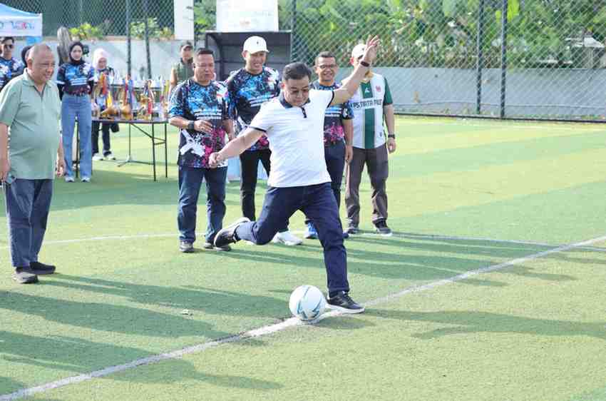 Pelaksana Tugas (Plt) Asisten I Bidang Pemerintahan Kota Palembang, Sulaiman Amin menendang bola membuka turnamen minisoccer antar OPD Kota Palembang, Sabtu (6/6/2026). Foto: Kominfo Palembang.