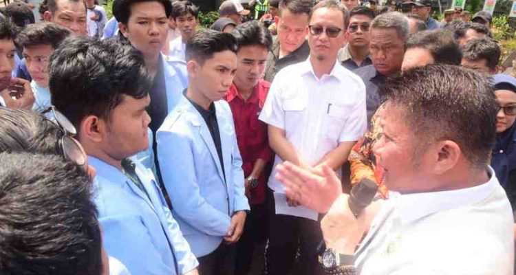Gubernur Sumsel, Herman Deru menemui langsung peserta akdi mahasiswa UIN Raden Fatah, Kamis (4/6/2026). Foto: Humas Pemprov Sumsel.