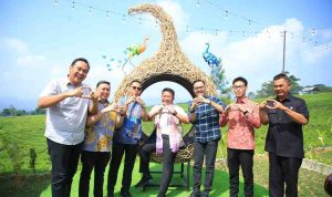 Gubernur Sumsel, Herman Deru saat mengunjungi kawasan wisata Aesthetic Dempo Umi Alfatih Glamping Cafe dan Resto di Kota Pagar Alam, Jumat (5/6/2026). Foto: humas Pemprov Sumsel.