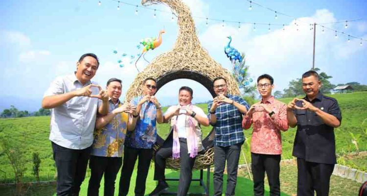 Gubernur Sumsel, Herman Deru saat mengunjungi kawasan wisata Aesthetic Dempo Umi Alfatih Glamping Cafe dan Resto di Kota Pagar Alam, Jumat (5/6/2026). Foto: humas Pemprov Sumsel.
