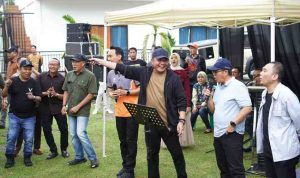 deru (3) Gubernur Sumsel, Herman Deru saat menghadiri kegiatan silaturahmi bersama Bupati Ogan Komering Ilir (OKI), Muchendi Mahzareki dan para penggiat otomotif Sumsel di Kabupaten OKI, Minggu (14/6/2026) sore. Foto: Humas Pemprov Sumsel.
