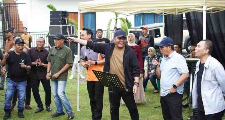 Gubernur Sumsel, Herman Deru saat menghadiri kegiatan silaturahmi bersama Bupati Ogan Komering Ilir (OKI), Muchendi Mahzareki dan para penggiat otomotif Sumsel di Kabupaten OKI, Minggu (14/6/2026) sore. Foto: Humas Pemprov Sumsel.