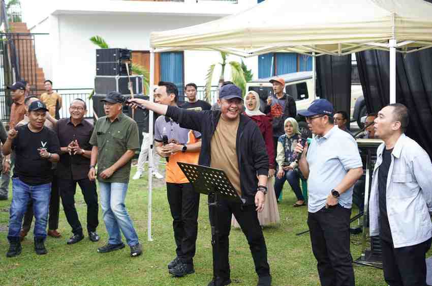 Gubernur Sumsel, Herman Deru saat menghadiri kegiatan silaturahmi bersama Bupati Ogan Komering Ilir (OKI), Muchendi Mahzareki dan para penggiat otomotif Sumsel di Kabupaten OKI, Minggu (14/6/2026) sore. Foto: Humas Pemprov Sumsel.