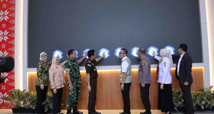 Walikota Palembang, Drs. Ratu Dewa, MSi menghadiri puncak peringatan Hari Ulang Tahun (HUT) Rumah Sakit Umum Daerah (RSUD) Bari yang ke-31. Momentum bahagia ini dilaksanakan dalam satu rangkaian dengan peringatan HUT Kota Palembang yang ke-1343, Rabu (10/6/2026). Foto: Kominfo Palembang.