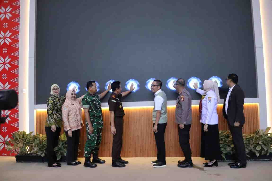 Walikota Palembang, Drs. Ratu Dewa, MSi menghadiri puncak peringatan Hari Ulang Tahun (HUT) Rumah Sakit Umum Daerah (RSUD) Bari yang ke-31. Momentum bahagia ini dilaksanakan dalam satu rangkaian dengan peringatan HUT Kota Palembang yang ke-1343, Rabu (10/6/2026). Foto: Kominfo Palembang.