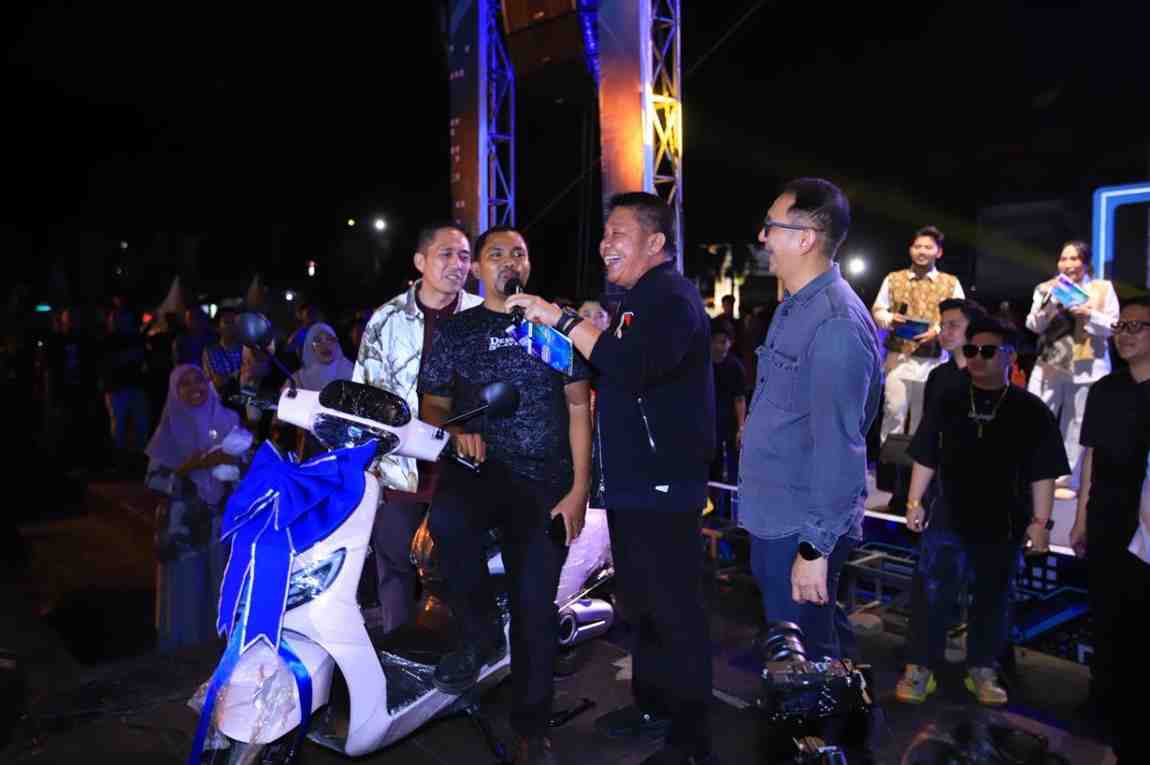 Gubernur Sumatera Selatan (Sumsel) Dr. H. Herman Deru saat menghadiri Closing Ceremony Gemilang Raya X Digital Kito Galo (DKG) 7th yang diselenggarakan Bank Indonesia Provinsi Sumsel di Plaza Benteng Kuto Besak (BKB), Palembang, Minggu (28/6/2026). Foto: Humas Pemprov Sumsel.