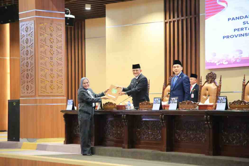 Sekda Sumsel, Edward Chandra menerima berkas pandangan fraksi terhadap LPJ Gubernur Sumsel akan pelaksanaan APBD Sumsel 2025 pada rapat paripurna DPRD Sumsel, Jumat (26/6/2026). Foto: Humas Pemprov Sumsel.