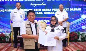Gubernur Sumatera Selatan (Sumsel) Dr. H. Herman Deru memastikan roda pemerintahan dan pembangunan di Kabupaten Muaraenim tetap berjalan dengan baik, setelah menunjuk Wakil Bupati Muaraenim, Sumarni sebagai Pelaksana Tugas (Plt) bupati, Rabu (10/6/2026). Foto: Humas Pemprov Sumsel.