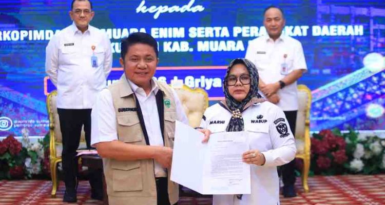 Gubernur Sumatera Selatan (Sumsel) Dr. H. Herman Deru memastikan roda pemerintahan dan pembangunan di Kabupaten Muaraenim tetap berjalan dengan baik, setelah menunjuk Wakil Bupati Muaraenim, Sumarni sebagai Pelaksana Tugas (Plt) bupati, Rabu (10/6/2026). Foto: Humas Pemprov Sumsel.