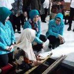 Febrita Lustia, Ketua PKK Sumsel, melihat langsung pembuatan kerajinan kain khas Muratara. Foto: Humas Pemprov Sumsel.