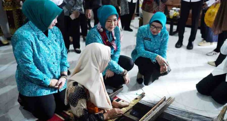 Febrita Lustia, Ketua PKK Sumsel, melihat langsung pembuatan kerajinan kain khas Muratara. Foto: Humas Pemprov Sumsel.