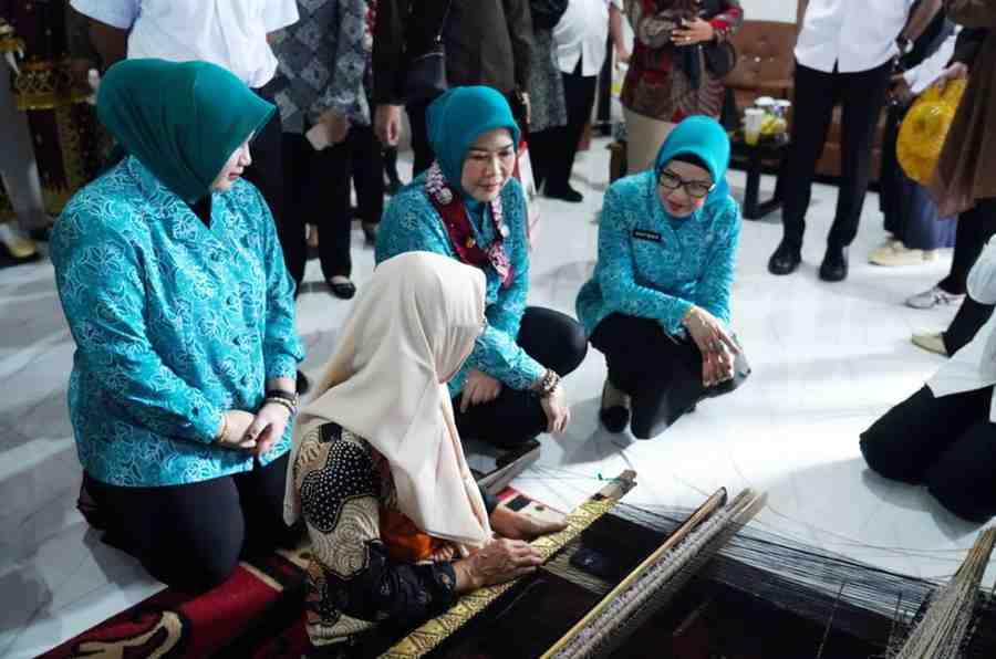 Febrita Lustia, Ketua PKK Sumsel, melihat langsung pembuatan kerajinan kain khas Muratara. Foto: Humas Pemprov Sumsel.