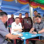 Kadis Kominfo Palembang, Adi Zahri bersama Asisten I Bidang Pemerintahan dan Kesejahteraan Rakyat, Sekretariat Daerah (Setda) Kota Palembang Sulaiman Amin, serta Ketua KORMI Palembang Zulfikar Muharrami main gaplek dalam rangka HUT Palembang, Kamis (18/6/2026). Foto: Kominfo Palembang.