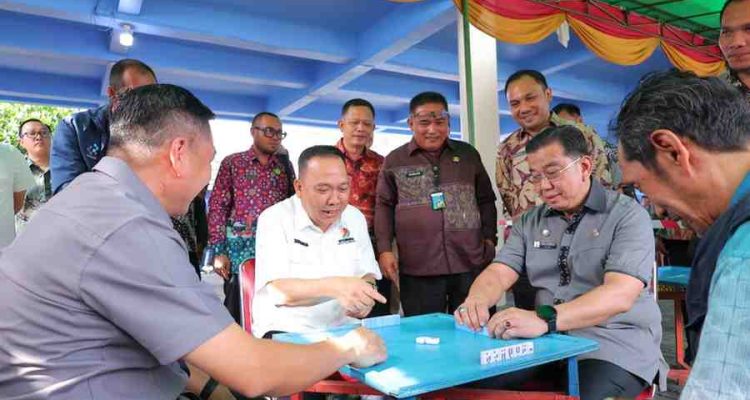 Kadis Kominfo Palembang, Adi Zahri bersama Asisten I Bidang Pemerintahan dan Kesejahteraan Rakyat, Sekretariat Daerah (Setda) Kota Palembang Sulaiman Amin, serta Ketua KORMI Palembang Zulfikar Muharrami main gaplek dalam rangka HUT Palembang, Kamis (18/6/2026). Foto: Kominfo Palembang.