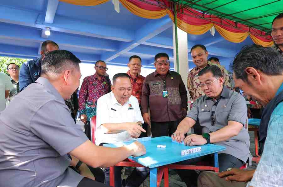 Kadis Kominfo Palembang, Adi Zahri bersama Asisten I Bidang Pemerintahan dan Kesejahteraan Rakyat, Sekretariat Daerah (Setda) Kota Palembang Sulaiman Amin, serta Ketua KORMI Palembang Zulfikar Muharrami main gaplek dalam rangka HUT Palembang, Kamis (18/6/2026). Foto: Kominfo Palembang.