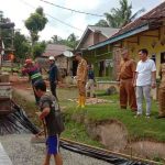 Warga Desa Supat Timur, Kecamatan Babat Supat dan pihak kecamatan melaksanakan pengecoran jalan penghubung antar dusun, Selasa (23/6/2026). Foto: Kominfo Muba.