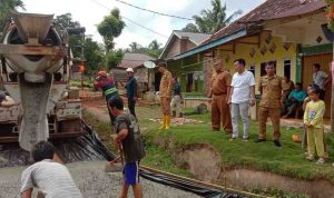 gotong (1) Warga Desa Supat Timur, Kecamatan Babat Supat dan pihak kecamatan melaksanakan pengecoran jalan penghubung antar dusun, Selasa (23/6/2026). Foto: Kominfo Muba.