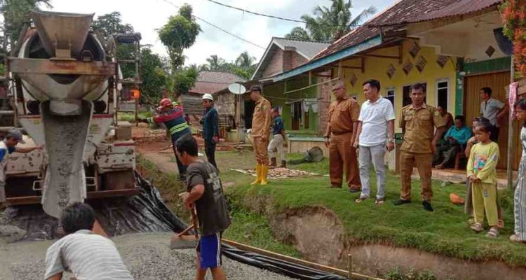 Warga Desa Supat Timur, Kecamatan Babat Supat dan pihak kecamatan melaksanakan pengecoran jalan penghubung antar dusun, Selasa (23/6/2026). Foto: Kominfo Muba.