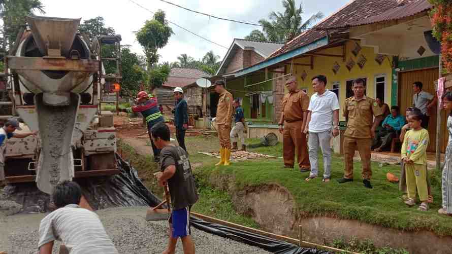 Warga Desa Supat Timur, Kecamatan Babat Supat dan pihak kecamatan melaksanakan pengecoran jalan penghubung antar dusun, Selasa (23/6/2026). Foto: Kominfo Muba.