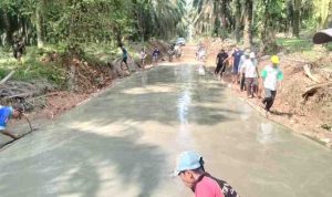 Pemerintah Kecamatan Babat Supat bersama masyarakat dan pihak swasta melakukan perbaikan jalan penghubung Desa Gajah Muda dan Desa Tanjung Kerang yang juga menjadi akses strategis penghubung Kecamatan Babat Supat dengan Kecamatan Lais, Jumat (5/6/2026). Foto: Kominfo Muba.