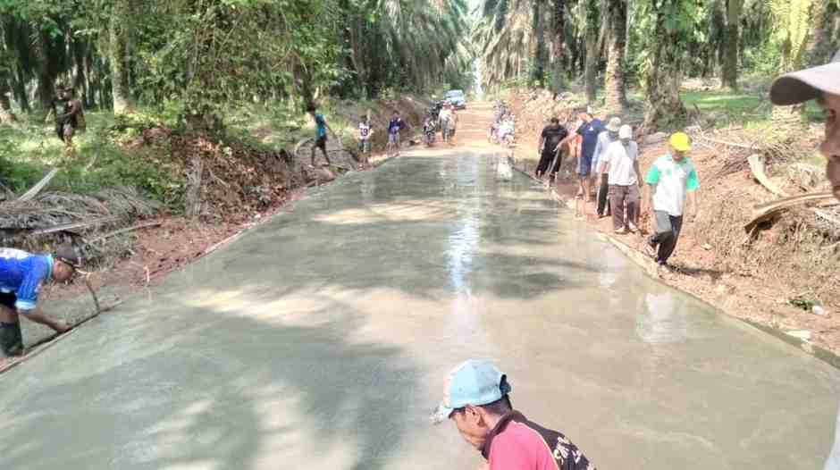 Pemerintah Kecamatan Babat Supat bersama masyarakat dan pihak swasta melakukan perbaikan jalan penghubung Desa Gajah Muda dan Desa Tanjung Kerang yang juga menjadi akses strategis penghubung Kecamatan Babat Supat dengan Kecamatan Lais, Jumat (5/6/2026). Foto: Kominfo Muba.