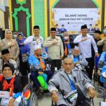 Wakil Gubernur Sumatera Selatan, H. Cik Ujang bersama para jemaah haji saat menyambut kepulangan Jamaah Haji Kloter II Debarkasi Palembang Tahun 1447 H/2026 M asal Kabupaten Lahat di Aula Asrama Haji Palembang, Rabu (3/6/2026). Foto: Humas Pemprov Sumsel.